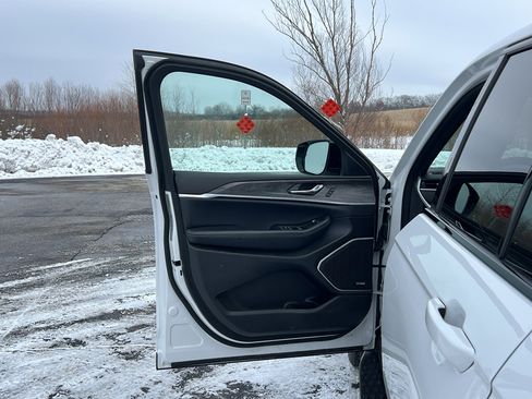 Used 2024 Jeep Grand Cherokee Limited w/ Luxury Tech Group II image 11