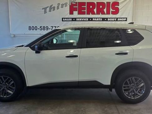 Used 2023 Nissan Rogue S image 2