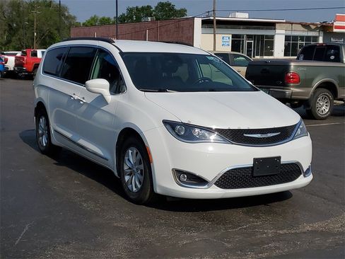 Used 2017 Chrysler Pacifica Touring-L image 4