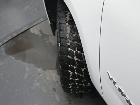 Used 2017 GMC Yukon XL SLT image 5