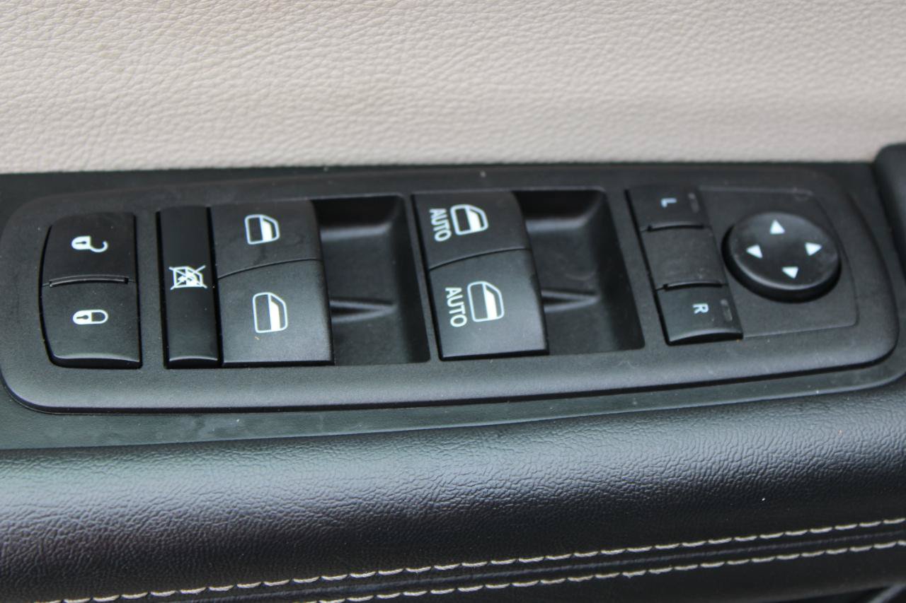 Used 2023 Chrysler Pacifica Touring-L FWD image 14