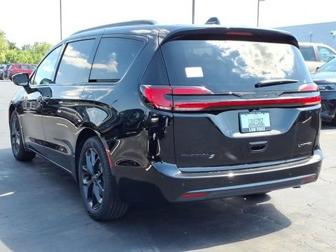 New 2027 Chrysler Pacifica Limited FWD image 4