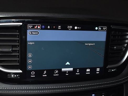 Certified 2025 Chrysler Pacifica Limited image 26