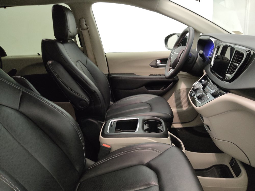 Used 2024 Chrysler Pacifica Touring-L FWD image 21