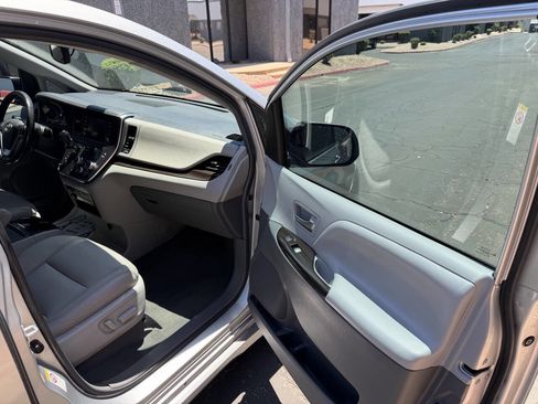 Used 2019 Toyota Sienna XLE FWD image 22