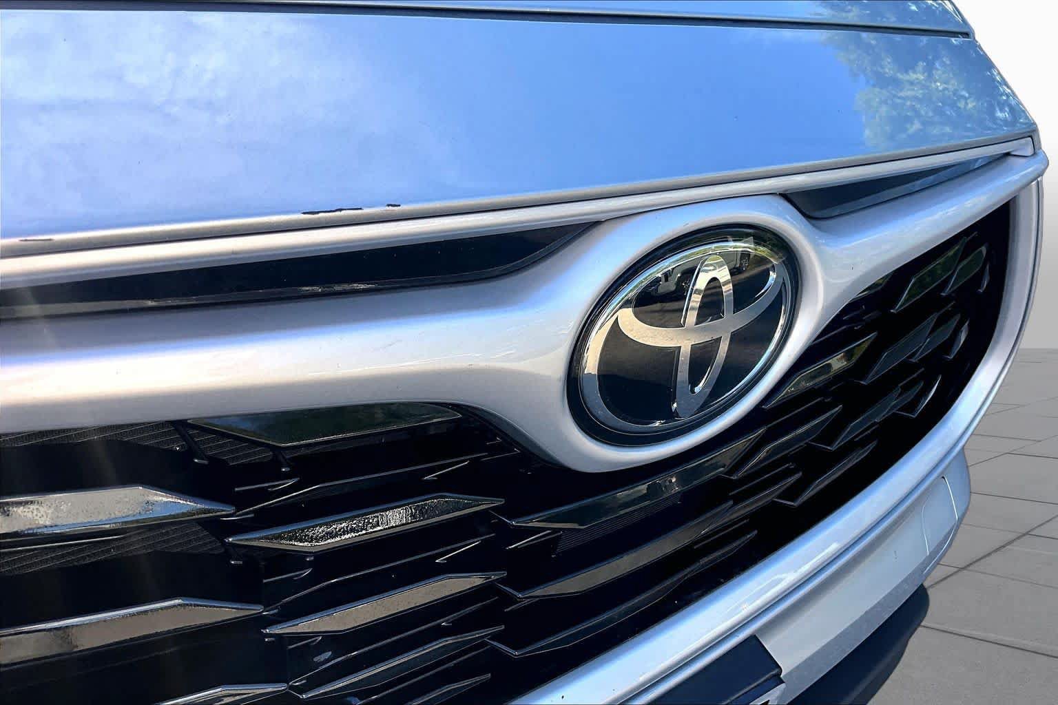 Used 2023 Toyota Highlander XLE AWD/4WD image 29