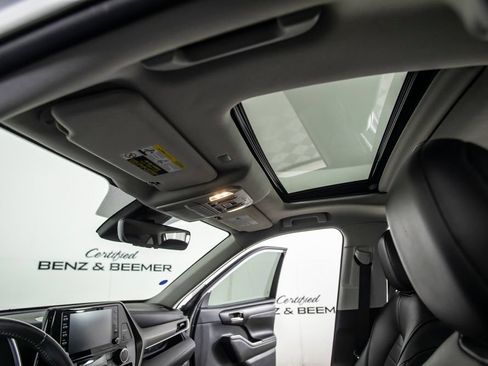 Used 2021 Toyota Highlander XLE FWD image 26
