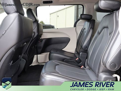 Used 2023 Chrysler Pacifica Touring-L image 17