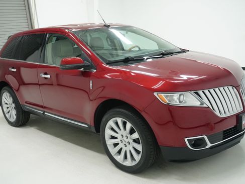 Used 2013 Lincoln MKX FWD image 3