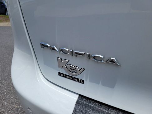 Used 2022 Chrysler Pacifica Touring-L FWD image 9