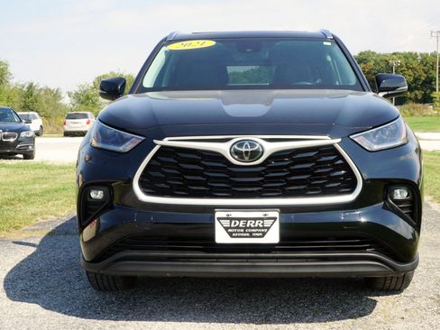Used 2021 Toyota Highlander XLE image 3