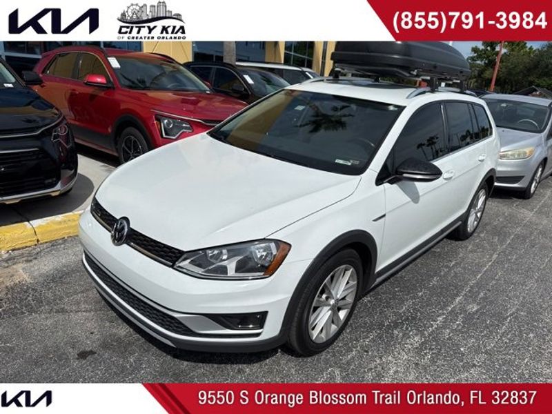 Used 2017 Volkswagen Golf Alltrack S image 1