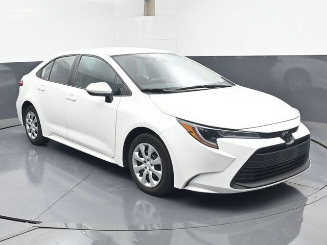Used 2025 Toyota Corolla LE FWD image 2
