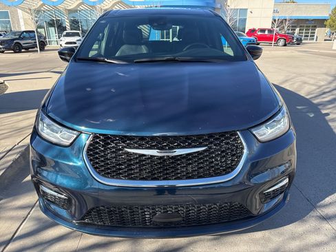 Used 2025 Chrysler Pacifica Select image 2