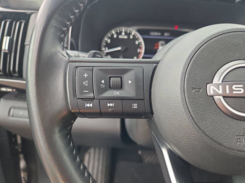 Used 2024 Nissan Pathfinder SV FWD image 11