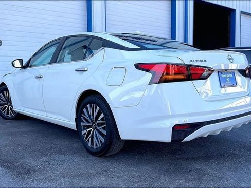 Used 2025 Nissan Altima 2.5 SV FWD image 3