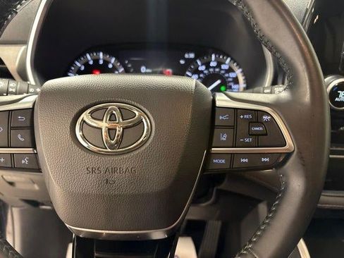 Used 2021 Toyota Highlander XLE AWD/4WD image 16