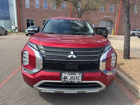 Used 2024 Mitsubishi Outlander SE image 1