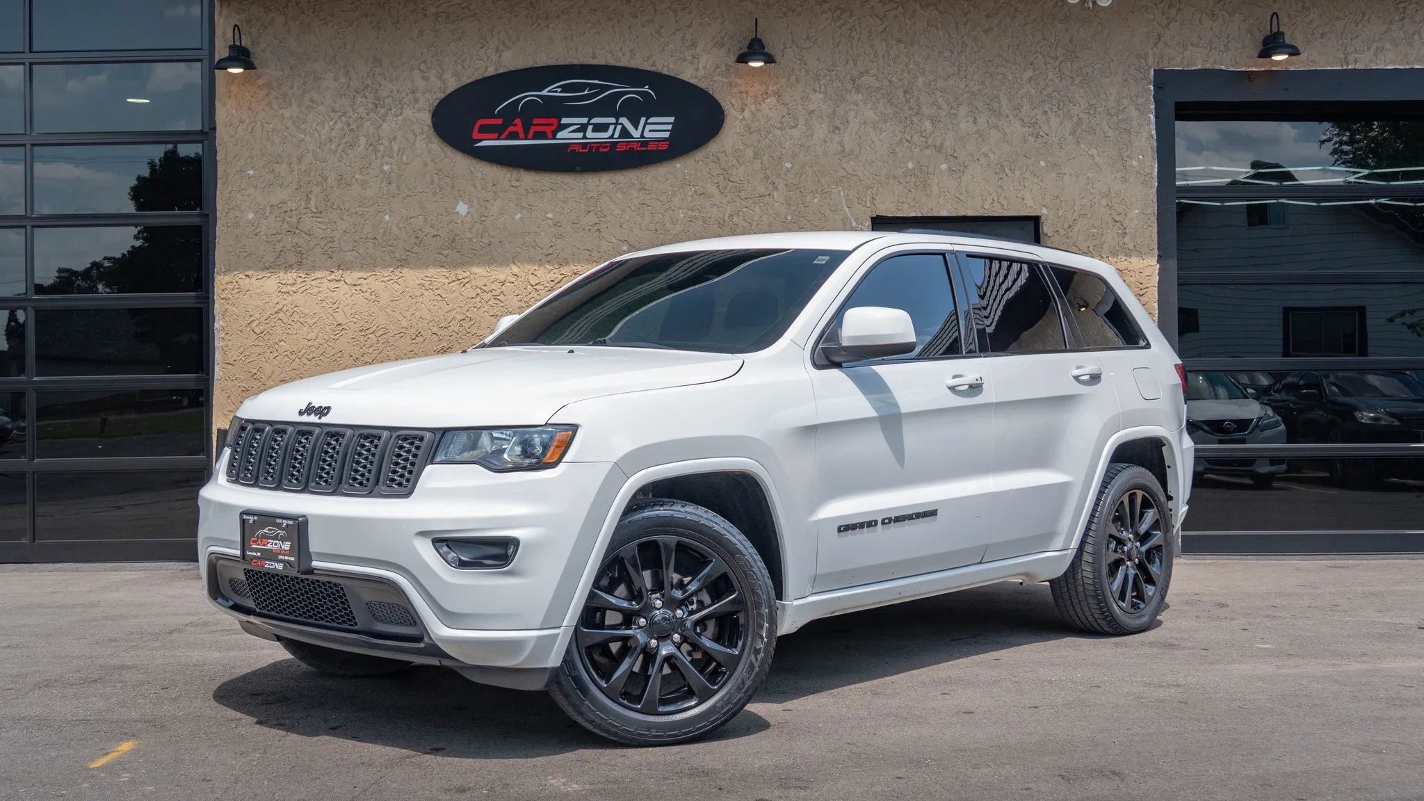 Used 2018 Jeep Grand Cherokee Altitude AWD/4WD image 9