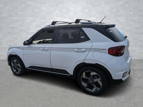 Used 2023 Hyundai Venue Limited image 7