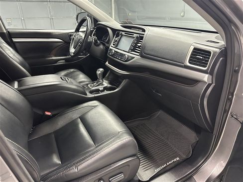 Used 2017 Toyota Highlander XLE AWD/4WD image 6