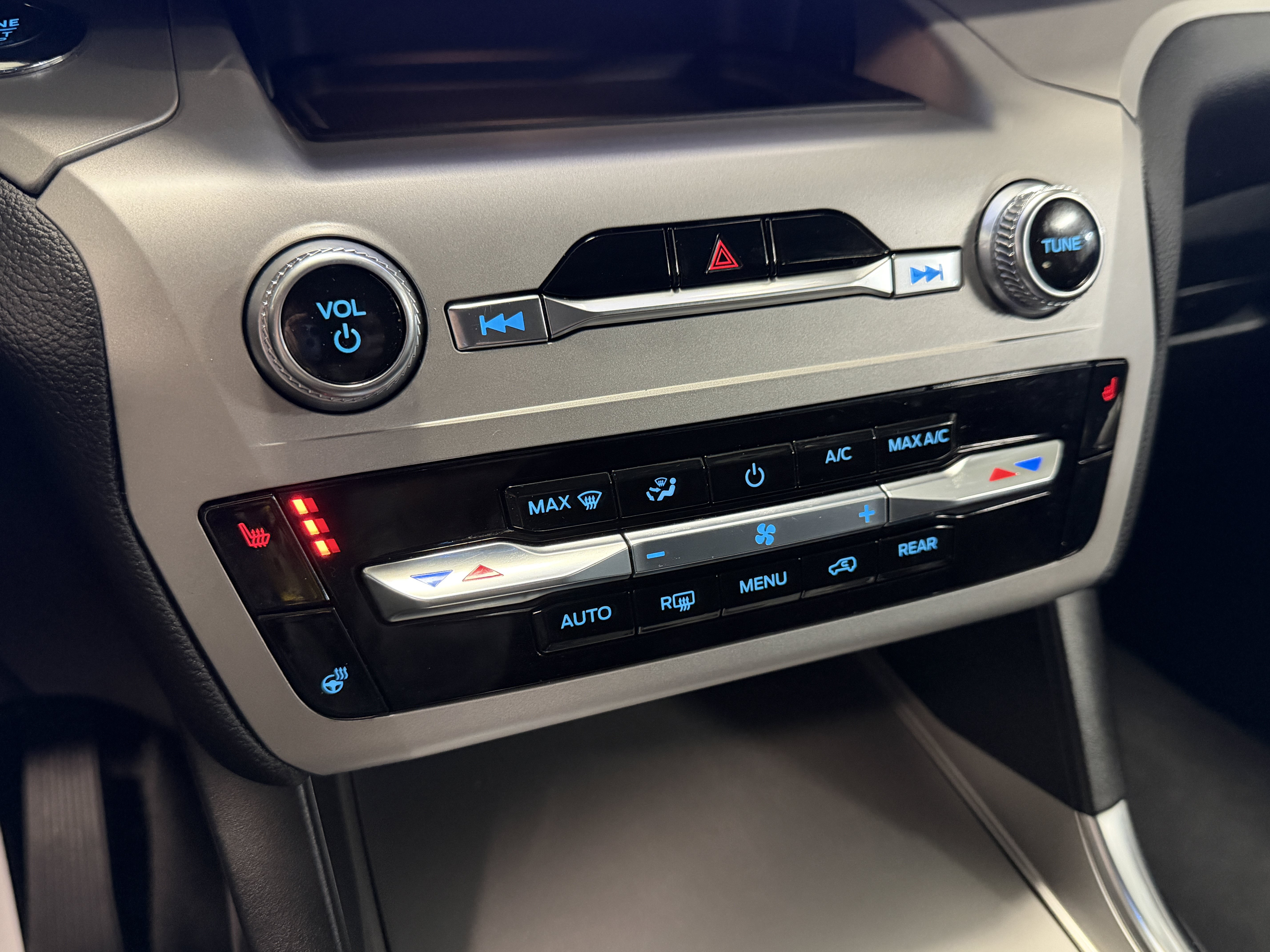 Used 2024 Ford Explorer XLT w/ Equipment Group 202A AWD/4WD image 9
