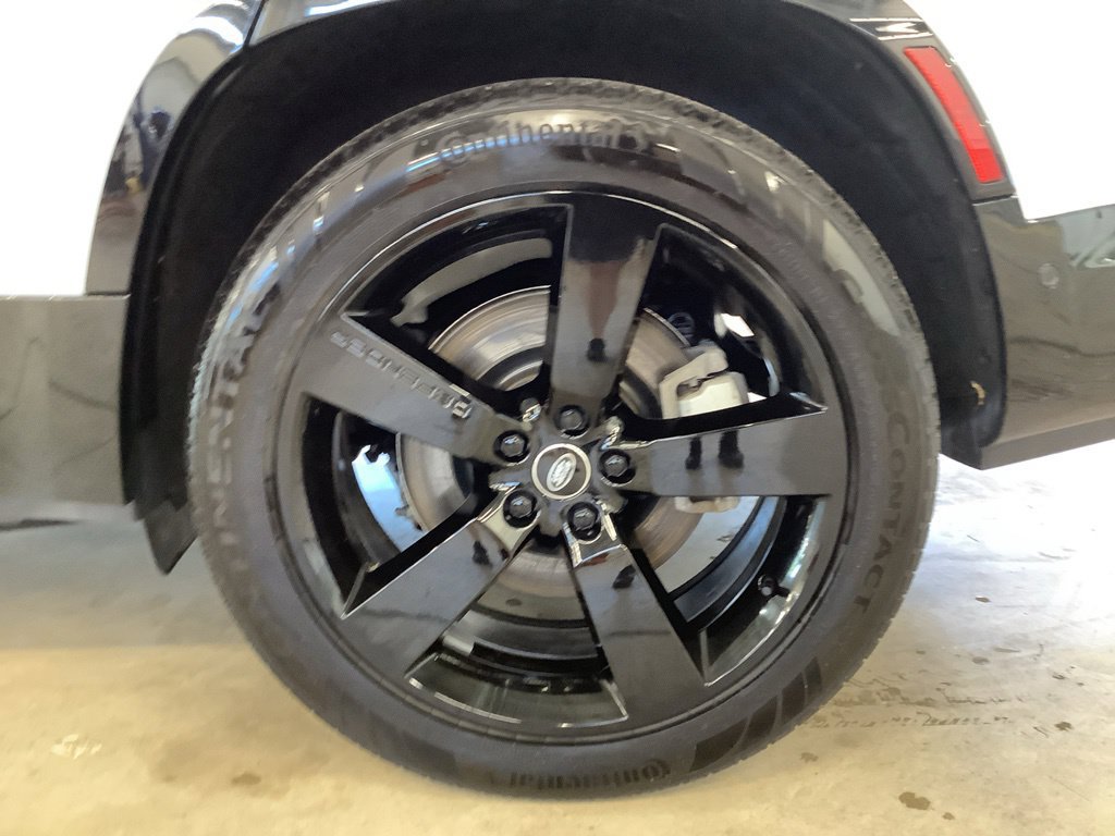 Used 2025 Land Rover Defender 130 X-Dynamic SE AWD/4WD image 31