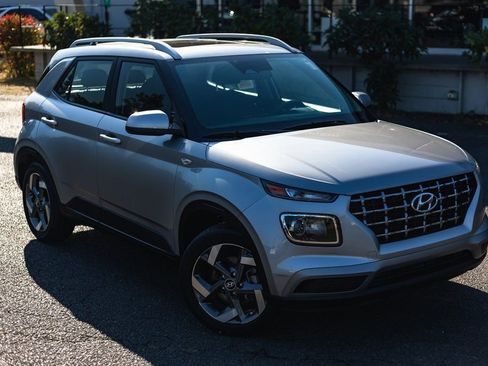 Used 2024 Hyundai Venue SEL image 2