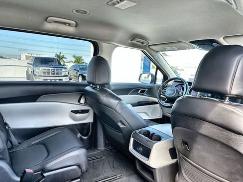 Used 2024 Kia Carnival LX image 31