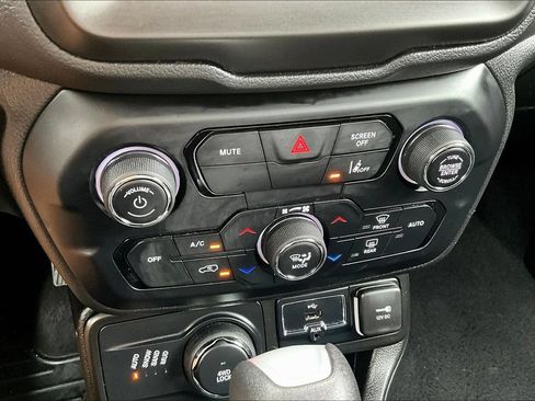 Used 2023 Jeep Renegade Latitude AWD/4WD image 16
