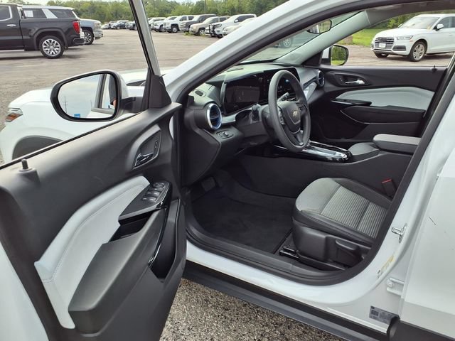 Used 2025 Chevrolet Trax LT FWD image 19