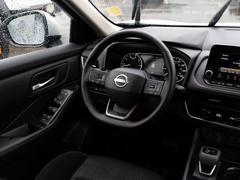 Used 2025 Nissan Rogue SV image 9