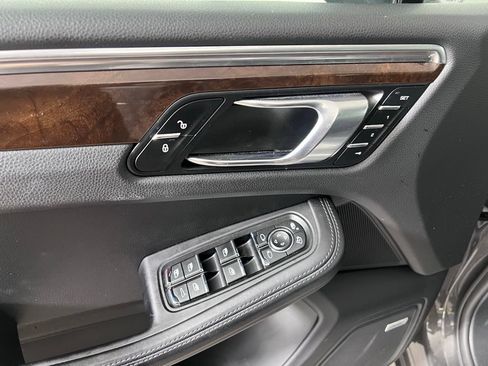 Certified 2018 Porsche Macan Turbo AWD/4WD image 31