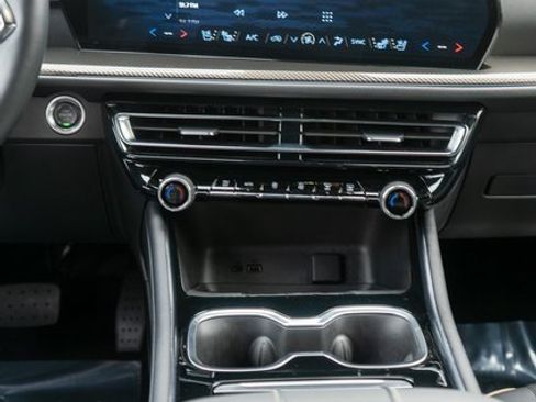 Used 2025 Chevrolet Traverse High Country image 18