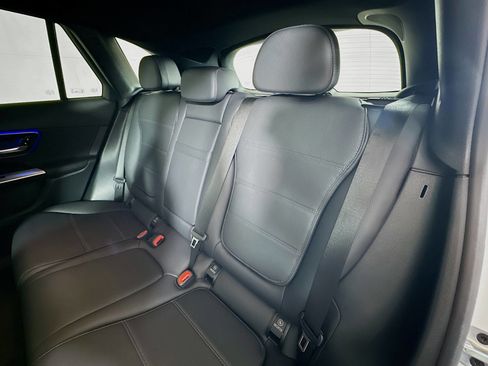 Used 2025 Mercedes-Benz GLC 300 4MATIC image 23