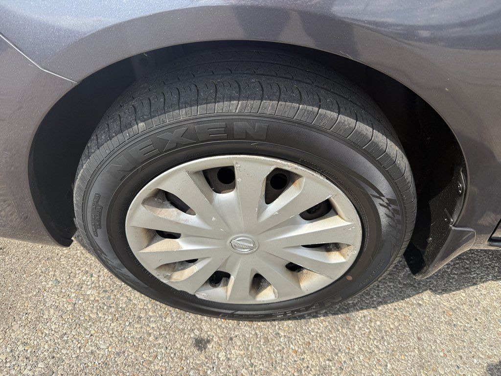 Used 2015 Nissan Versa SV FWD image 10