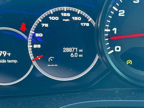 Used 2022 Porsche Cayenne Platinum Edition image 25