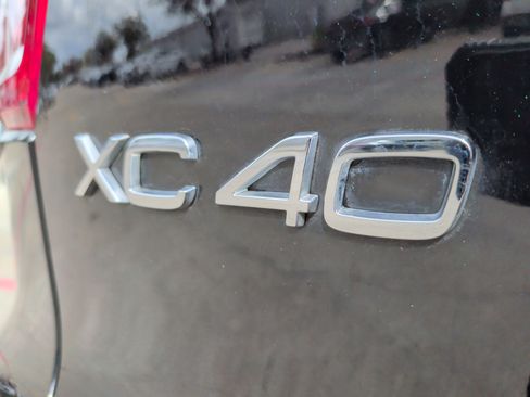 Used 2025 Volvo XC40 B5 Core image 36
