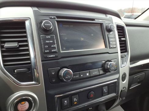 Used 2017 Nissan Titan SV image 23