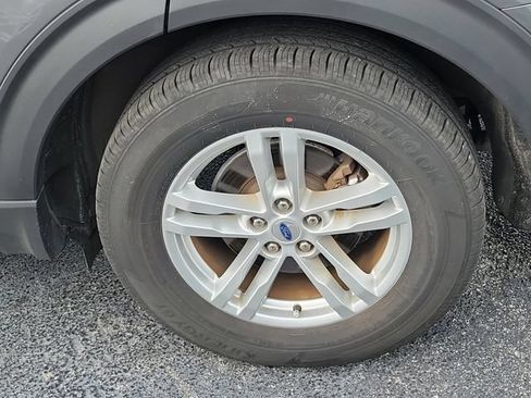 Used 2023 Ford Explorer XLT w/ Equipment Group 202A RWD image 8