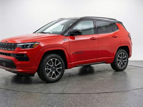Used 2025 Jeep Compass Trailhawk AWD/4WD image 3