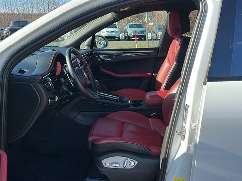 Used 2024 Porsche Macan Turbo image 9