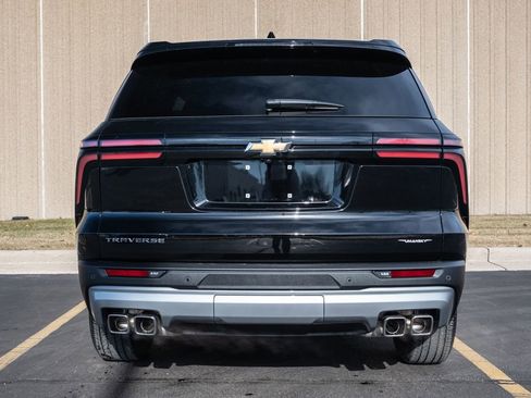 Used 2025 Chevrolet Traverse LT image 8