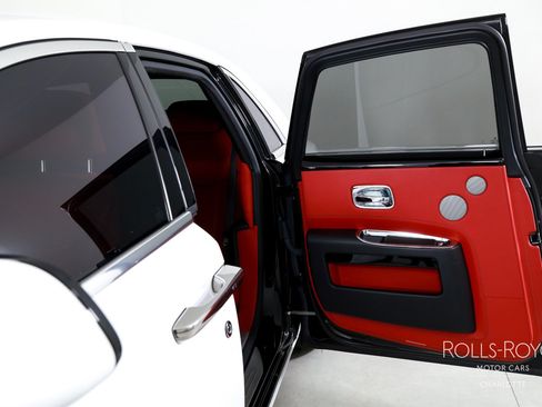 Used 2019 Rolls-Royce Ghost RWD image 18