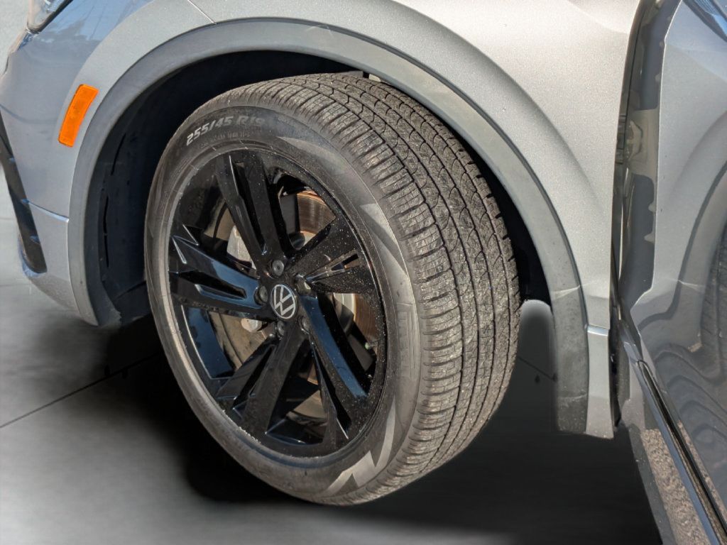 Certified 2023 Volkswagen Tiguan SE R-Line FWD image 33