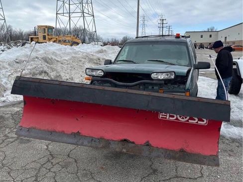 Used 1996 GMC Suburban 4WD image 2
