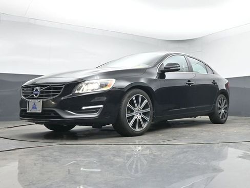 Used 2018 Volvo S60 T5 Inscription Platinum w/ Climate Package image 13