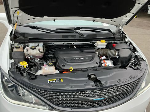 Used 2020 Chrysler Pacifica Touring w/ S Appearance Package image 23