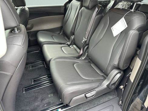 New 2026 Kia Carnival FWD image 12