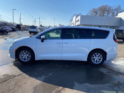 Used 2023 Chrysler Pacifica Touring-L image 8